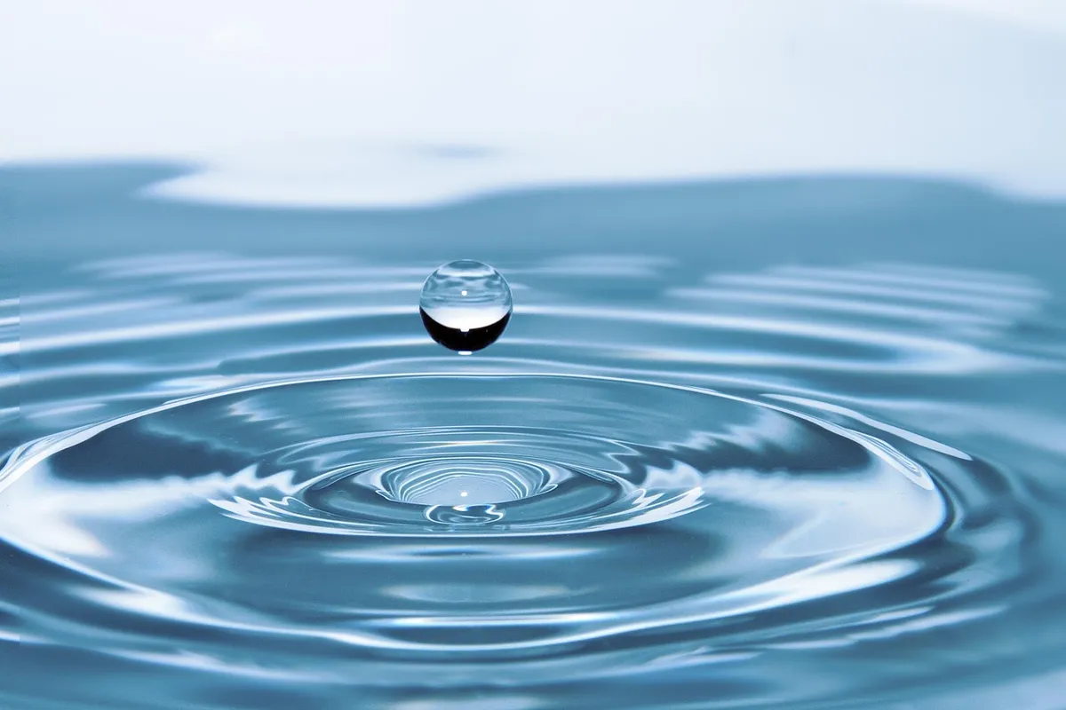 水滴、自然、水滴、影響、波紋、水、表面張力、表面、水表面、滴